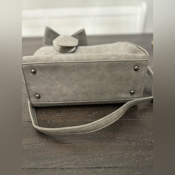 EUC Gray crossbody purse with bow - Picture 5 of 7